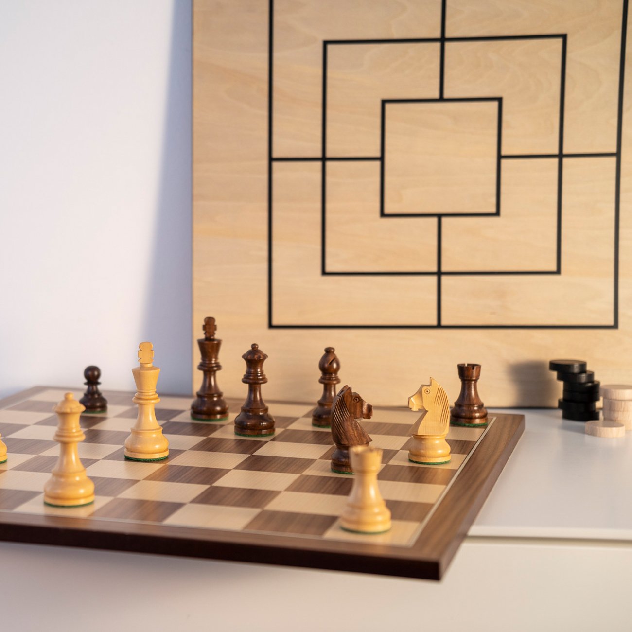 Schach- und Mühle/Dame-Spiel in Holzkassette mit Schachund Mühlefeld, -  Antiquitäten 2015/12/18 - Starting bid: EUR 400 - Dorotheum