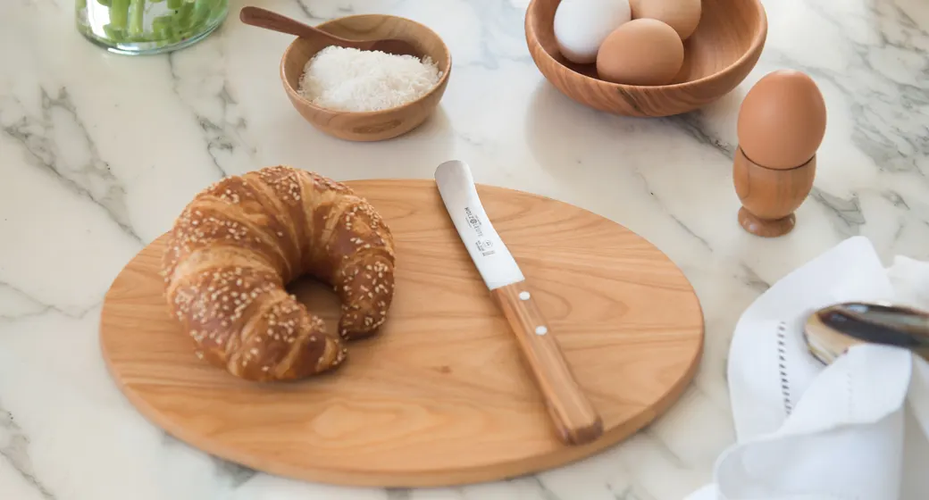 Frühstücksbrettchen für mehr Genuss am Tisch Frühstücksbrettchen auf dem gedeckten Tisch