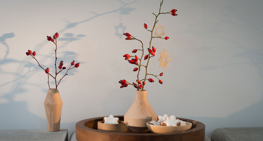 Minimalistisch und elegant: Holzvasen für den Wintertisch