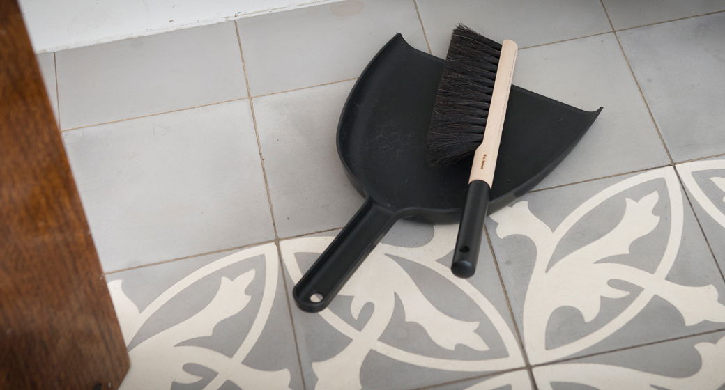 Welcher Besen wirbelt keinen Staub auf? Die besten Tipps für staubfreies Kehren