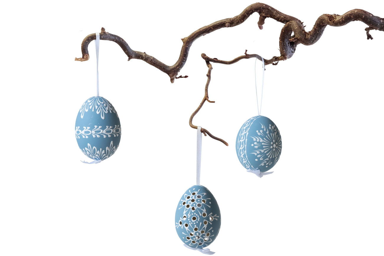 Osterei mit Wachsornamenten in Mittelblau mit Wachs Osterei mit Wachsornamenten in Mittelblau mit Wachs