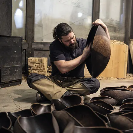 Ben Planitzer beim Bearbeiten seiner Muschelschalen. Ben Planitzer beim Bearbeiten seiner Muschelschalen.